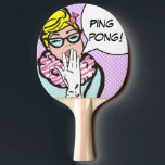 Pop Art Ping Pong Paddle La-DiDa Dam Pingisracket<br><div class="desc">Denna La-Di-Da Dam Ping Pong Paddle kommer med all säkerhet att ge ansikte ett leende av varje pingpong älskare. Utformningen har en beundransvärt kantig kvinna med blont hår staplat på huvudet med en rosa buske, katt-öga glas, en rosa och vit zebra tryck och blå klänning. En vit glänsande hand vilar...</div>