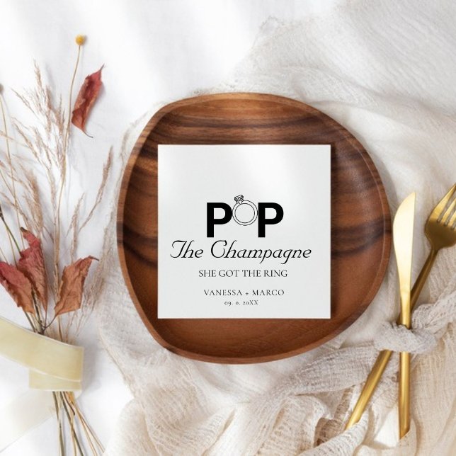 Pop Champagnen hon har ring förlovning. Pappersservett (Skapare uppladdad)