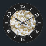 Popcorn Struktur Photography Dial på en Stor Klocka<br><div class="desc">En fotografi av popcorns struktur på en anpassningsbars festive klocka ansikte. Ljud bra,  en underbarare presentidé. Använda länken Kontakta den här designern för att kontakta oss med dina speciellare designbegäranden eller för att få hjälp med något av dina anpassningsprojektbehov.</div>