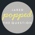 Popcorn Välkommen Bag-etikett för frågan Runt Klistermärke<br><div class="desc">Förbättra firande i bröllop med de här Personlig bröllopstävlarna. Perfekt för att tillföra lite elegans till dina bröllopsfavoriter, dessa anpassningsbar är designade för att återspegla ditt unika stil och göra din speciella dag ännu mer minnesvärd. Välj bland ett stort antal färg och typsnitt om du vill anpassa och anpassa dina...</div>