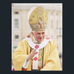 Pope Benedict XVI Fototryck<br><div class="desc">Påven Benedictus XVI var ledare för Vatikanstatens katolska kyrka från den 19 april 2005 till hans avgång den 28 februari 2013. Benedictus val som påve ägde rum i papalkonklaven 2005 efter påven Johannes Paulus II:s död. Benedict valde att bli känd som "Pope emeritus" när han avgick.</div>