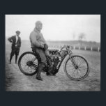 Pope Motorcycle Racer, 1915. Vintage Photo Poster<br><div class="desc">En påvens motorcykelracerförare ställer upp för en porträtt på spåret. 1915</div>