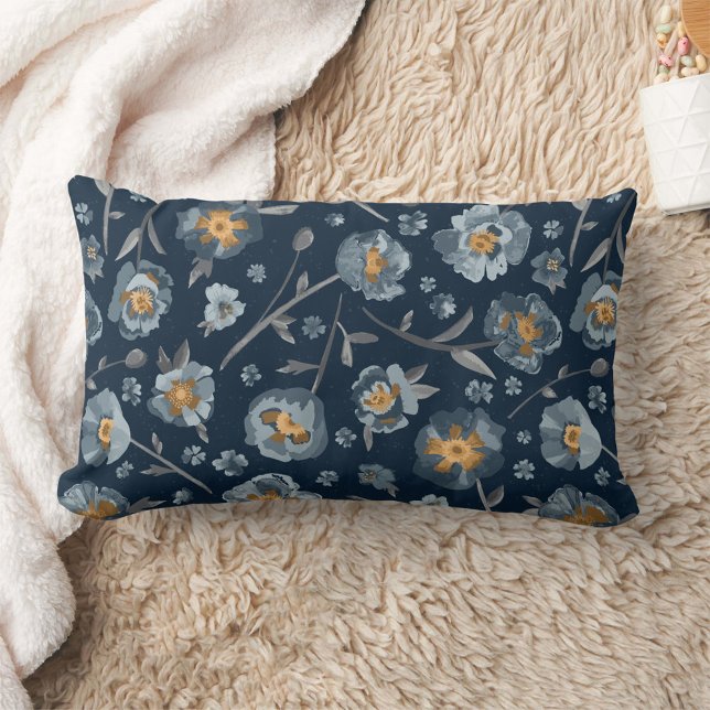 Poppies Blue Grått Blommönster Lumbarkudde (Poppies Blue Gray Floral Pattern Lumbar Pillow from Studio Posies.)