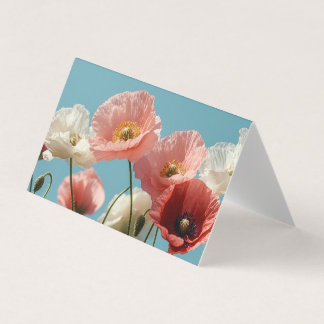Poppies fält mot blå mjuka himmel kort
