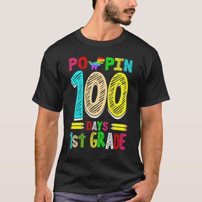 Poppin 100 Days 1st Grade Dinosaur Primary School  T Shirt (Framsida)