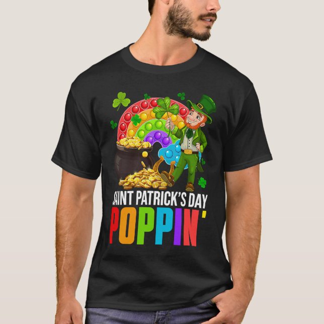 Poppin' Leprechaun & Pop It Rainbow Saint Patricks T Shirt (Framsida)