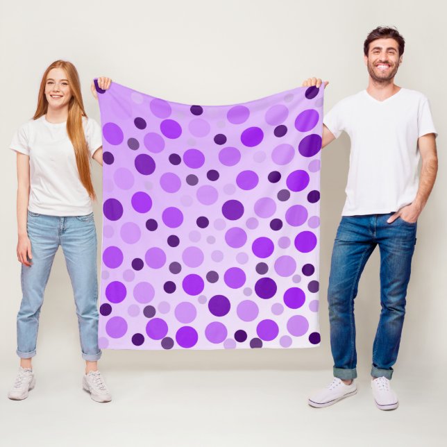 Popping Lila Polka dots, Medium Fleece Blanket (På plats)