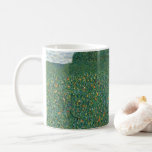 Poppy Fält av Gustav Klimt, Vintage Art nouveau Kaffemugg<br><div class="desc">Poppy Fält (1907) av Gustav Klimt är en vintage Viktorian Era bra konst symbolism blommigt liggande målning. En naturscen med en stor skugga med blommande röda vallmoblommor. Det är vår och poppies och frukts träd är i blomning. Om konstnären: Gustav Klimt (1862-1918) var en österrikisk symbolmålare och en av de...</div>