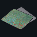 Poppy Fält av Gustav Klimt, Vintage Art nouveau Laptop Sleeve<br><div class="desc">Poppy Fält (1907) av Gustav Klimt är en vintage Viktorian Era bra konst symbolism blommigt liggande målning. En naturscen med en stor skugga med blommande röda vallmoblommor. Det är vår och poppies och frukts träd är i blomning. Om konstnären: Gustav Klimt (1862-1918) var en österrikisk symbolmålare och en av de...</div>