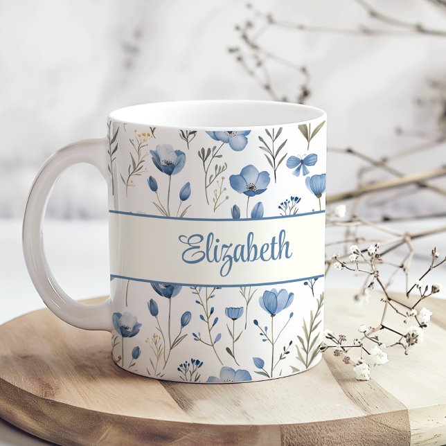 Poppy Namn Kaffemugg (Navy Blue Watercolor Wildflowers Poppy Script Name Coffee Mug on a boho wooden kitchen table.)