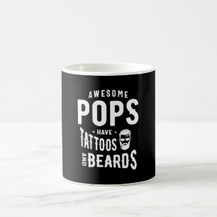 Pops fantastisk har tatueringar och snutar kaffemugg