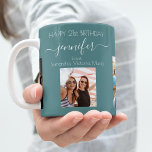 Populäraste namn-grönt-mörk-cyan för foto på födel kaffemugg<br><div class="desc">En gåva från vänner för en kvinnas 21:a födelsedag, som firar hennes liv med tre av dina foton av henne, hennes vänner, familj, intresse eller husdjur. Anpassa och lägg till namn, 21 år och namn. En grönt, mörkens cyanbakgrund för färgaden. Hennes namn är skrivet med ett modernt handskript i stil...</div>