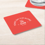 Popup on Slopes Après Ski Klubb Retro Red Underlägg Papper Kvadrat<br><div class="desc">Slaggata på Slopes,  Après Ski-Klubben,  vapensköld för återutsändning av skidorter,  pappra underlägg. Anpassa till skidåret resa och skidorten. Perfekt för ett gruppmål i skidåk i resa eller för ett après-skidmåls-,  bachelor- eller bachelorette-parti. Designad för att matcha vår popup på Slopes Après Ski Klubb Retro Red Collection.</div>