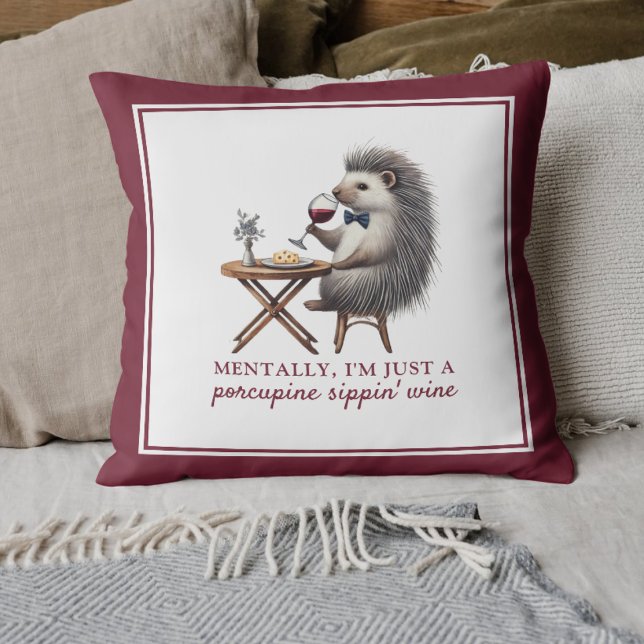 Porcupine Sippin' Vin Funny Decor Burgundy Kudde (Quirky Cute Porcupine Sippin' Wine Pillow - Fun Decor Gift for Wine Lovers and Cozy Home Accents)
