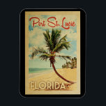Port St Lucie Handflatan Träd Vintage resor Magnet<br><div class="desc">En unik retro från mitten av århundradet,  modern Port St. Lucie Florida-konst i vintage resor poster stil. Den har en böjd handflatan träd på sandstranden med hav under ett blått grumligt himlar.</div>