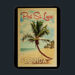 Port St Lucie Handflatan Träd Vintage resor Magnet<br><div class="desc">En unik retro från mitten av århundradet,  modern Port St. Lucie Florida-konst i vintage resor poster stil. Den har en böjd handflatan träd på sandstranden med hav under ett blått grumligt himlar.</div>
