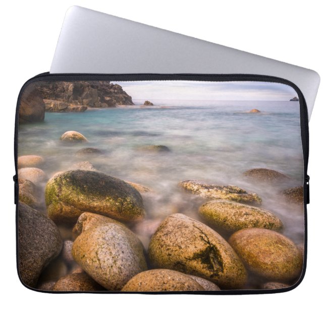 Porth Nanven är en klippig vik nära Land's End Laptop Fodral (Framsidan)