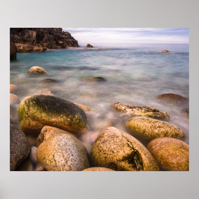 Porth Nanven är en klippig vik nära Land's End Poster (Framsidan)
