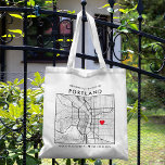 Portland Kärlek Locator | City Karta Bröllop Välko Tygkasse<br><div class="desc">En roligt till väskan för ett bröllop eller något annat tillfälle som tar ställe i den vackra staden Portland, Oregon. Den här tälten har ett omkrets karta i stadskärnan i en ram med svart ram. På toppen står ett kort välkommet hälsning och stadens namn. På grund-sidan finns stadens latitud- och...</div>