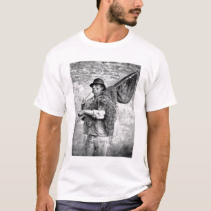 Porträtt av bära för fiskare som är hans, t shirt