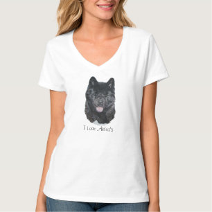 porträtt av den svart brindle akita hunden med t-shirt