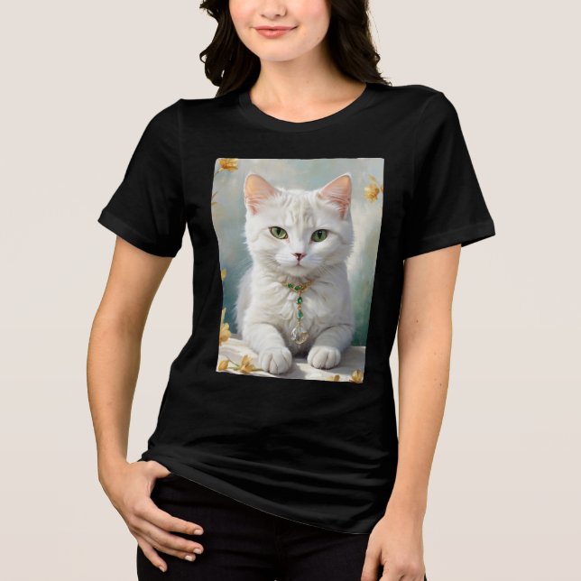 Porträtt av en söt katt med smycken. t shirt (Framsida)