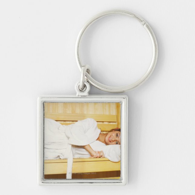 Porträtt av en ung kvinna som ljuger i en bastu fyrkantig silverfärgad nyckelring (Framsidan)