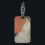 Porträtt av Fritza Riedler av Gustav Klimt Bagagebricka<br><div class="desc">Porträtt av Fritza Riedler (1906) av Gustav Klimt är en vintage symbolistisk konst från den viktorianska eran, ett fint porträttmåleri. Fritza Riedler sitter i en fåtölj dekorerad med gyllene och silverfärgade ögonformade motiv. De gyllene och silverfärgade rutorna upprepas på bakgrundsväggen. Om konstnären: Gustav Klimt (1862-1918) var en österrikisk symbolistisk målare...</div>