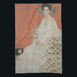 Porträtt av Fritza Riedler av Gustav Klimt Kökshandduk<br><div class="desc">Porträtt av Fritza Riedler (1906) av Gustav Klimt är en vintage symbolistisk konst från den viktorianska eran, ett fint porträttmåleri. Fritza Riedler sitter i en fåtölj dekorerad med ögonformade motiv i guld och silver. De gyllene och silverfärgade rutorna upprepas på bakgrundsväggen. Om konstnären: Gustav Klimt (1862-1918) var en österrikisk symbolistisk...</div>