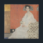 Porträtt av Fritza Riedler av Gustav Klimt Magnet<br><div class="desc">Porträtt av Fritza Riedler (1906) av Gustav Klimt är en vintage symbolistisk konst från den viktorianska eran, ett fint porträttmåleri. Fritza Riedler sitter i en fåtölj dekorerad med ögonformade motiv i guld och silver. De gyllene och silverfärgade rutorna upprepas på bakgrundsväggen. Om konstnären: Gustav Klimt (1862-1918) var en österrikisk symbolistisk...</div>