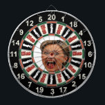 Porträtt av Hillary Clinton den politiska pilen Darttavla<br><div class="desc">Porträtt av den Hillary Clinton pilen stiger ombord. Hillary Clinton är en kvinna som behöver ingen lång inledning. Ursprungligen från Chicago, Illinois, deltog i gick hon den Wellesley högskolan för en grad i statskunskap, då på till den Yale juridisk fakultet. Det var under henne skolgång på Yale, att hon mötte...</div>