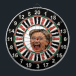 Porträtt av Hillary Clinton den politiska pilen Darttavla<br><div class="desc">Porträtt av den Hillary Clinton pilen stiger ombord. Hillary Clinton är en kvinna som behöver ingen lång inledning. Ursprungligen från Chicago, Illinois, deltog i gick hon den Wellesley högskolan för en grad i statskunskap, då på till den Yale juridisk fakultet. Det var under henne skolgång på Yale, att hon mötte...</div>