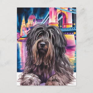 Porträtt av lurvig hund i neon Budapests stadsland Vykort