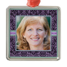 Porträtt av modern i elegantt purpurfärgat