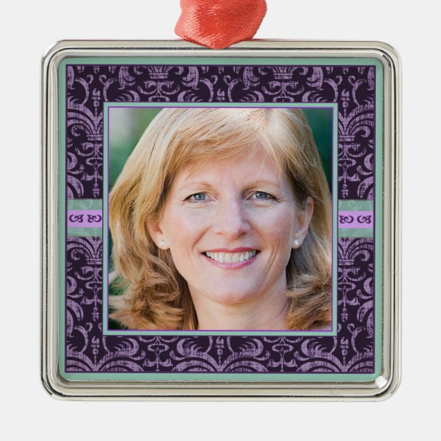 Porträtt av modern i elegantt purpurfärgat julgransprydnad metall (Framsidan)