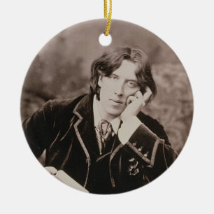 Porträtt av Oscar Wilde (1854-1900), 1882 Julgransprydnad Keramik