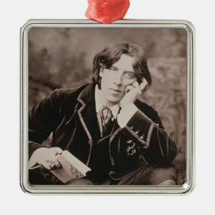 Porträtt av Oscar Wilde (1854-1900), 1882 Julgransprydnad Metall