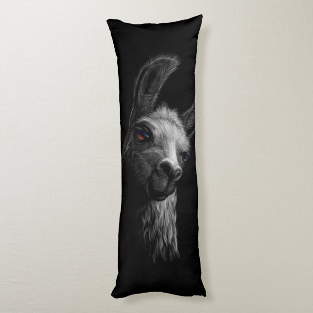Porträtt Head Cute Llama med svart bakgrund Kroppskudde (Baksidan (Vertikal))