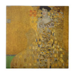 Porträtt i Adele Bloch-Bauer I av Gustav Klimt Kakelplatta<br><div class="desc">Porträtt i Adele Bloch-Bauer I (1903-1907) av Gustav Klimt är en vintage av Viktorian Era Symbolism bra art porträtt. Porträtt i Adele Bloch-Bauer I kallas också Dam i Guld eller i Guld. I porträtt visas Adele Bloch-Bauer sitta på en guldstol framför en guldstjärnbakgrund. Hon bär en smyckad oker och en...</div>