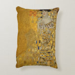 Porträtt i Adele Bloch-Bauer I av Gustav Klimt Prydnadskudde<br><div class="desc">Porträtt i Adele Bloch-Bauer I (1903-1907) av Gustav Klimt är en vintage av Viktorian Era Symbolism bra art porträtt. Porträtt i Adele Bloch-Bauer I kallas också Dam i Guld eller i Guld. I porträtt visas Adele Bloch-Bauer sitta på en guldstol framför en guldstjärnbakgrund. Hon bär en smyckad oker och en...</div>