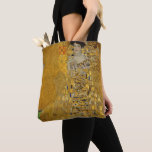 Porträtt i Adele Bloch-Bauer I av Gustav Klimt Tygkasse<br><div class="desc">Porträtt i Adele Bloch-Bauer I (1903-1907) av Gustav Klimt är en vintage av Viktorian Era Symbolism bra art porträtt. Porträtt i Adele Bloch-Bauer I kallas också Dam i Guld eller i Guld. I porträtt visas Adele Bloch-Bauer sitta på en guldstol framför en guldstjärnbakgrund. Hon bär en smyckad oker och en...</div>