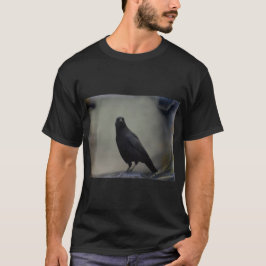 Porträtt i en Kråka T Shirt