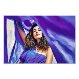 Porträtt i en kvinna i Flowing Lila Fabric Fototryck