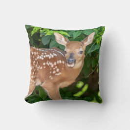 Porträtt i en nyfödd Fawn (vit-bläckfisk hjort) Kudde