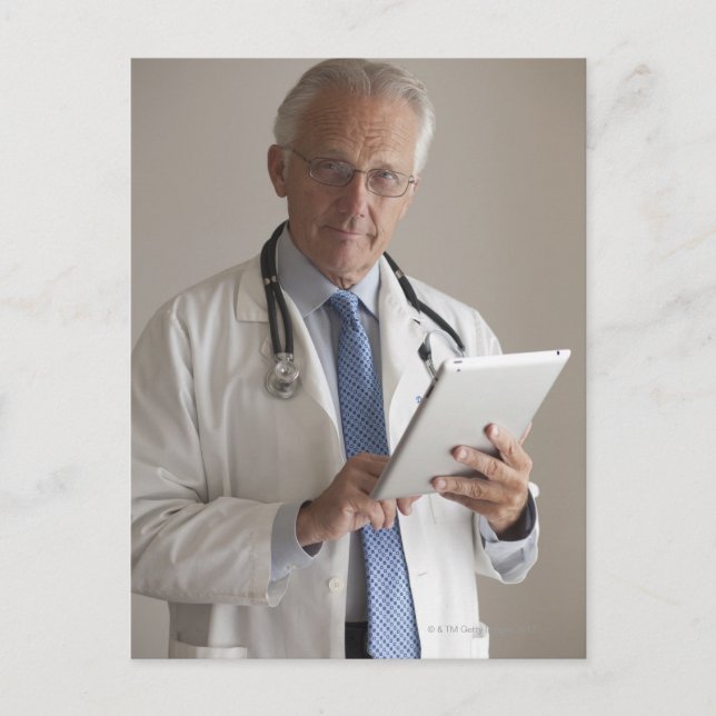 Porträtt i ett medicinskt doktor med digital tekni vykort (Framsida)