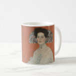 Porträtt i Fritza Riedler av Gustav Klimt Kaffemugg<br><div class="desc">Porträtt i Fritza Riedler (1906) av Gustav Klimt är en vintage av bran Victorian Era Symbolism art porträtt. Fritza Riedler sitter i en pansarstol som är dekorerad med motiv som är formade av guld och silver. Kvadraterna guld och silver upprepas över bakgrundsväggen. Om konstnären: Gustav Klimt (1862-1918) var en österrikisk...</div>