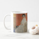 Porträtt i Fritza Riedler av Gustav Klimt Kaffemugg<br><div class="desc">Porträtt i Fritza Riedler (1906) av Gustav Klimt är en vintage av bran Victorian Era Symbolism art porträtt. Fritza Riedler sitter i en pansarstol som är dekorerad med motiv som är formade av guld och silver. Kvadraterna guld och silver upprepas över bakgrundsväggen. Om konstnären: Gustav Klimt (1862-1918) var en österrikisk...</div>