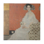 Porträtt i Fritza Riedler av Gustav Klimt Kakelplatta<br><div class="desc">Porträtt i Fritza Riedler (1906) av Gustav Klimt är en vintage av bran Victorian Era Symbolism art porträtt. Fritza Riedler sitter i en pansarstol som är dekorerad med motiv som är formade av guld och silver. Kvadraterna guld och silver upprepas över bakgrundsväggen. Om konstnären: Gustav Klimt (1862-1918) var en österrikisk...</div>