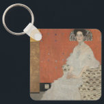 Porträtt i Fritza Riedler av Gustav Klimt Nyckelring<br><div class="desc">Porträtt från Fritza Riedler av Gustav Klimt (1906) av Gustav Klimt är en vintage av Victorian Era Symbolism bra art porträtt. Fritza Riedler sitter i en pansarstol som är dekorerad med motiv som är formade av guld och silver. Kvadraterna guld och silver upprepas över bakgrundsväggen. Om artisten: Gustav Klimt (1862-1918)...</div>