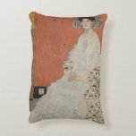 Porträtt i Fritza Riedler av Gustav Klimt Prydnadskudde<br><div class="desc">Porträtt i Fritza Riedler (1906) av Gustav Klimt är en vintage av bran Victorian Era Symbolism art porträtt. Fritza Riedler sitter i en pansarstol som är dekorerad med motiv som är formade av guld och silver. Kvadraterna guld och silver upprepas över bakgrundsväggen. Om konstnären: Gustav Klimt (1862-1918) var en österrikisk...</div>